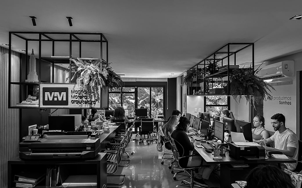 Equipe trabalhando no escritório da Magno Moreira Arquitetura.